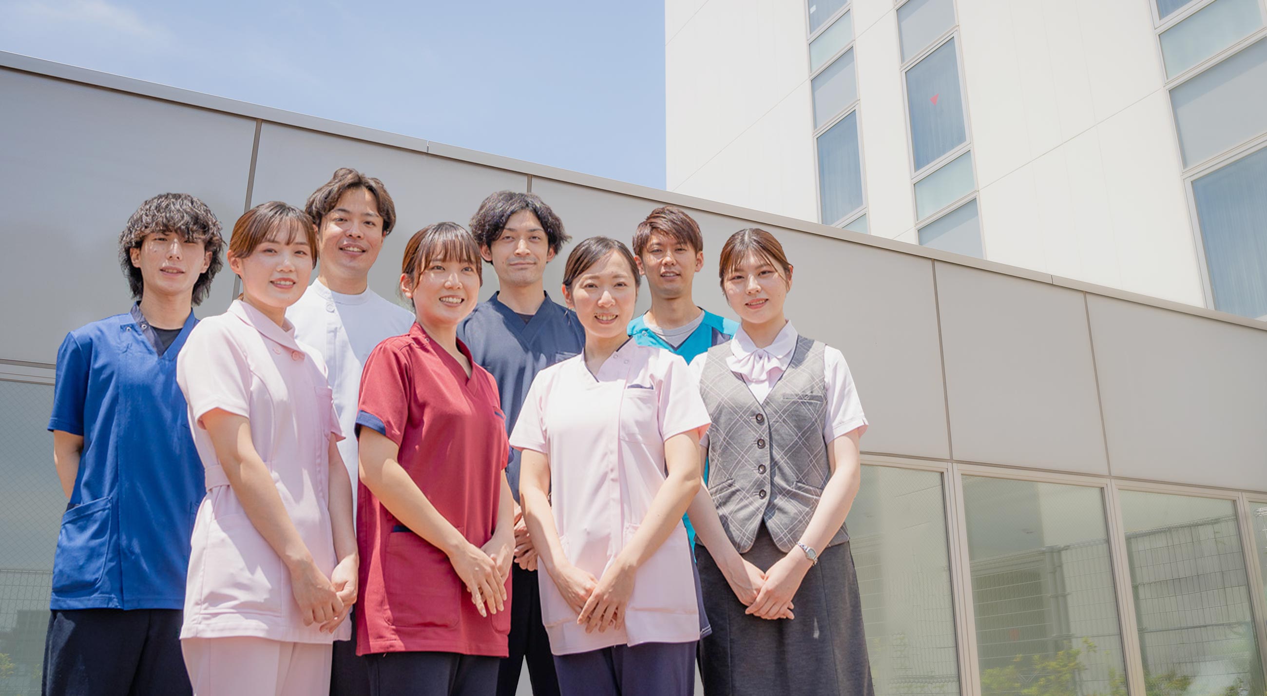 原三信病院で働く笑顔の医療従事者たち