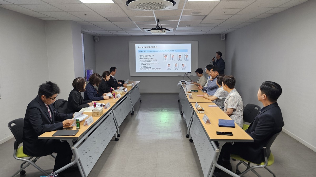 写真：垂れ幕がある部屋で歓迎されている様子