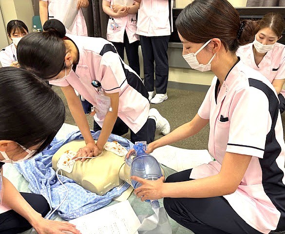 写真：看護師2名が研修している様子