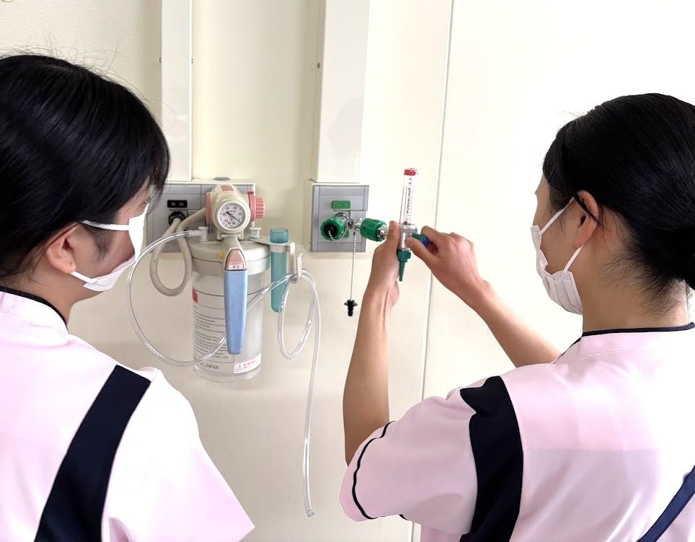 写真：注射について研修をおこなっている様子