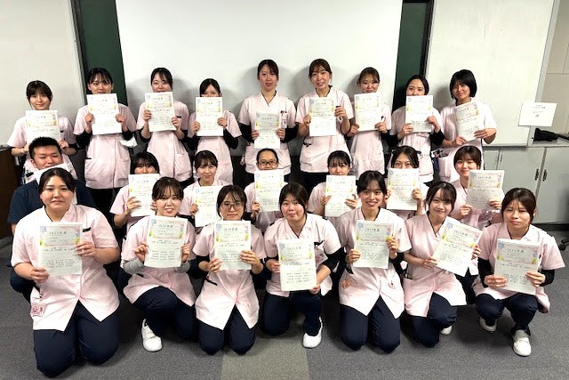 写真：研修にて発言している看護師