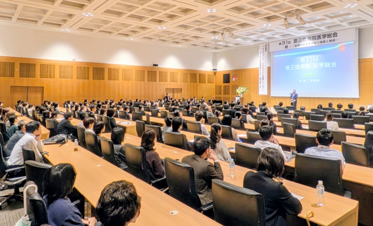 写真：プロジェクターで映しだされた研究発表を聞いている様子